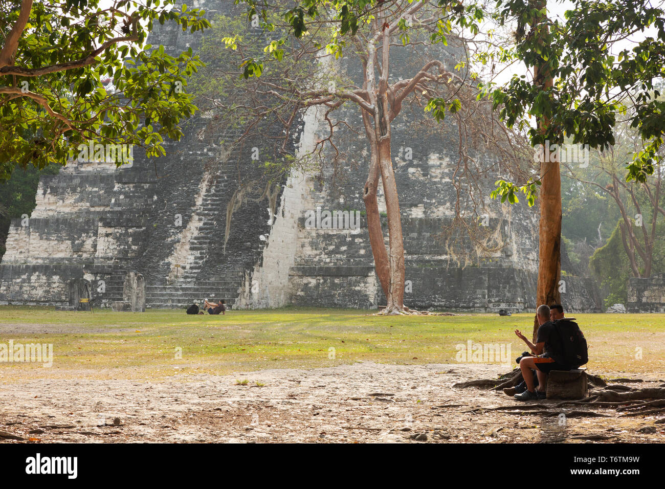 Tikal Guatemala reisen - Touristen in der Jaguar Tempel, der Tempel, Tikal Nationalpark alten Maya, Guatemala, Mittelamerika Stockfoto