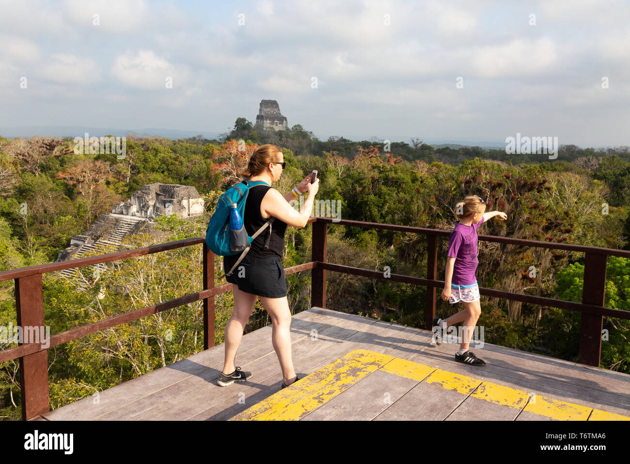 Tikal Touristen - Familie Fotos von den zerstörten Tempel von der Oberseite der Verlorenen Welt Pyramide, Mundo Perdido, Tikal Ruinen der Maya, Guatemala Stockfoto