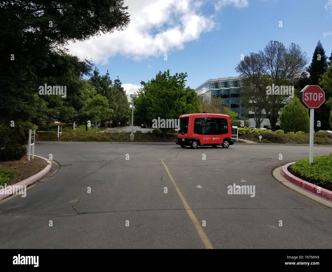 Fahrerlose Shuttle von selbst das Fahrzeug mit dem Unternehmen leicht 1,6 km durch den Bischof Ranch Office Park in San Ramon, Kalifornien, das erste vollständig autonomen Shuttlebus autorisierten auf öffentlichen Straßen im Staat Kalifornien zu fahren, April 16, 2019 fahren. () Stockfoto
