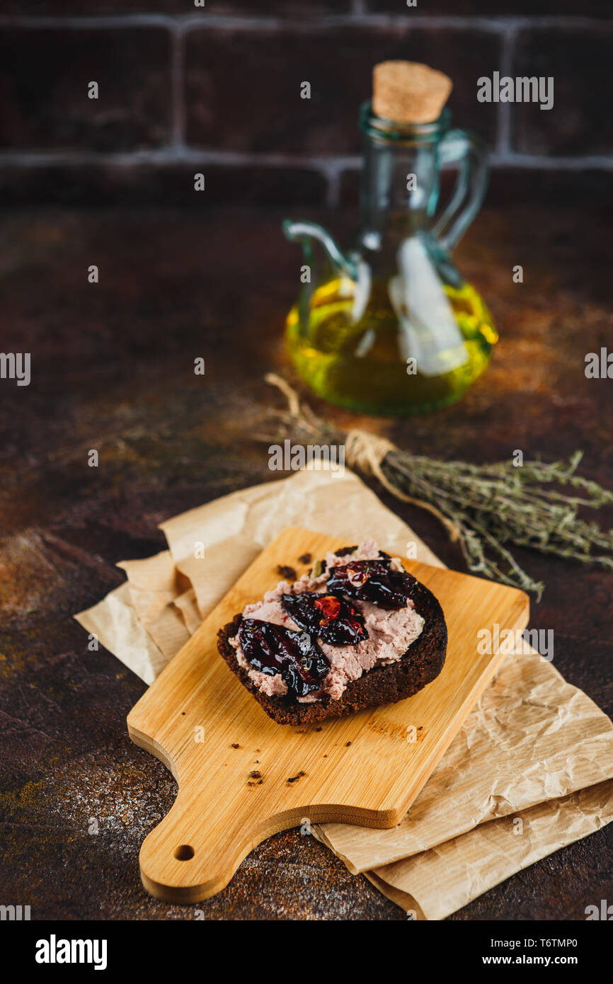 Hausgemachte Entenleber patee mit getrockneten Pflaumen auf Bruschetta Stockfoto