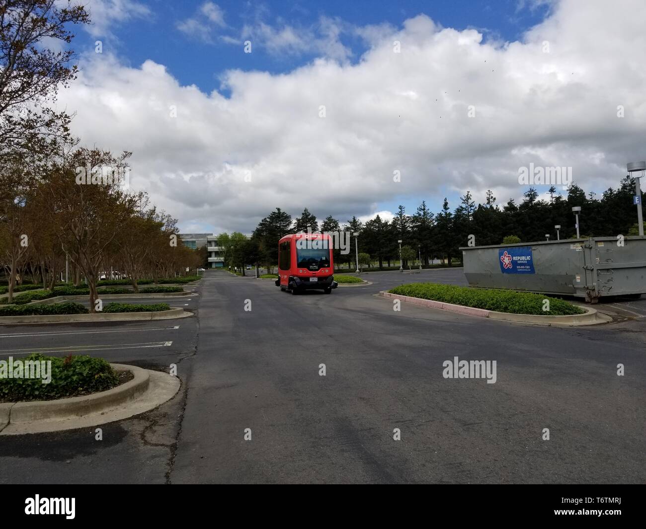 Fahrerlose Shuttle von selbst das Fahrzeug mit dem Unternehmen leicht 1,6 km durch den Bischof Ranch Office Park in San Ramon, Kalifornien, das erste vollständig autonomen Shuttlebus autorisierten auf öffentlichen Straßen im Staat Kalifornien zu fahren, April 16, 2019 fahren. () Stockfoto