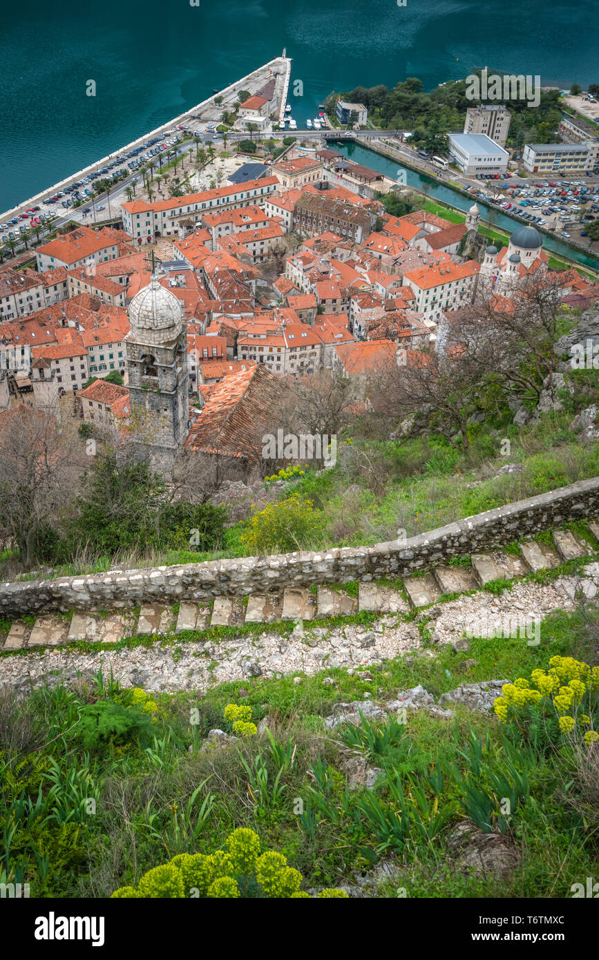 Steinigen Trail und Stufen führen in den Kotor Festung Stockfoto