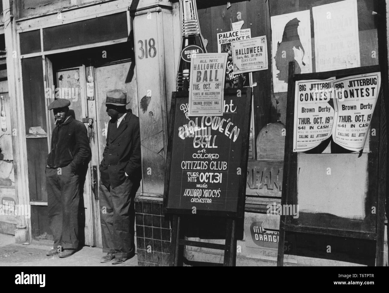 Foto von zwei afrikanische amerikanische Männer vor der verschlossenen Tür von 318 Beale Street, die von Halloween Flyer, Memphis, Tennessee, Oktober, 1939 umgeben. Von der New York Public Library. () Stockfoto