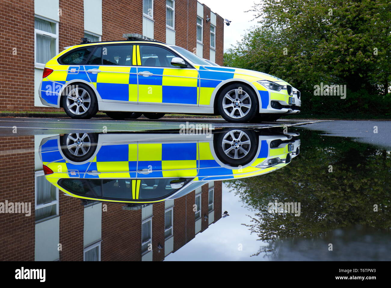 Fahrzeuge der Polizei verwendet die Tour de Yorkshire Radrennen escort sind im Holiday Inn Leeds Garforth, geparkt. Stockfoto