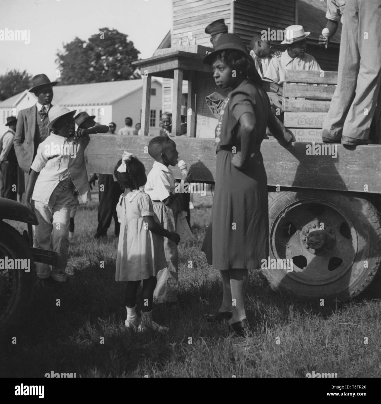 Foto von Afrikanische amerikanische Frau kaufen Eis für Kinder von einem Lkw in Natchitoches, Louisiana, 1940. Von der New York Public Library. () Stockfoto