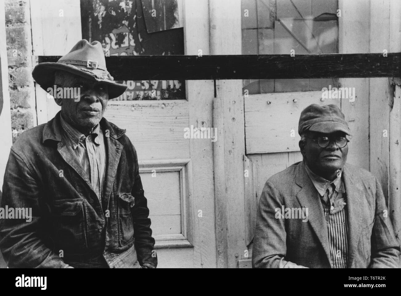 Afrikanische amerikanische Männer posieren für ein Foto vor einer verschlossenen Tür, Waco, Texas, November, 1939. Von der New York Public Library. () Stockfoto