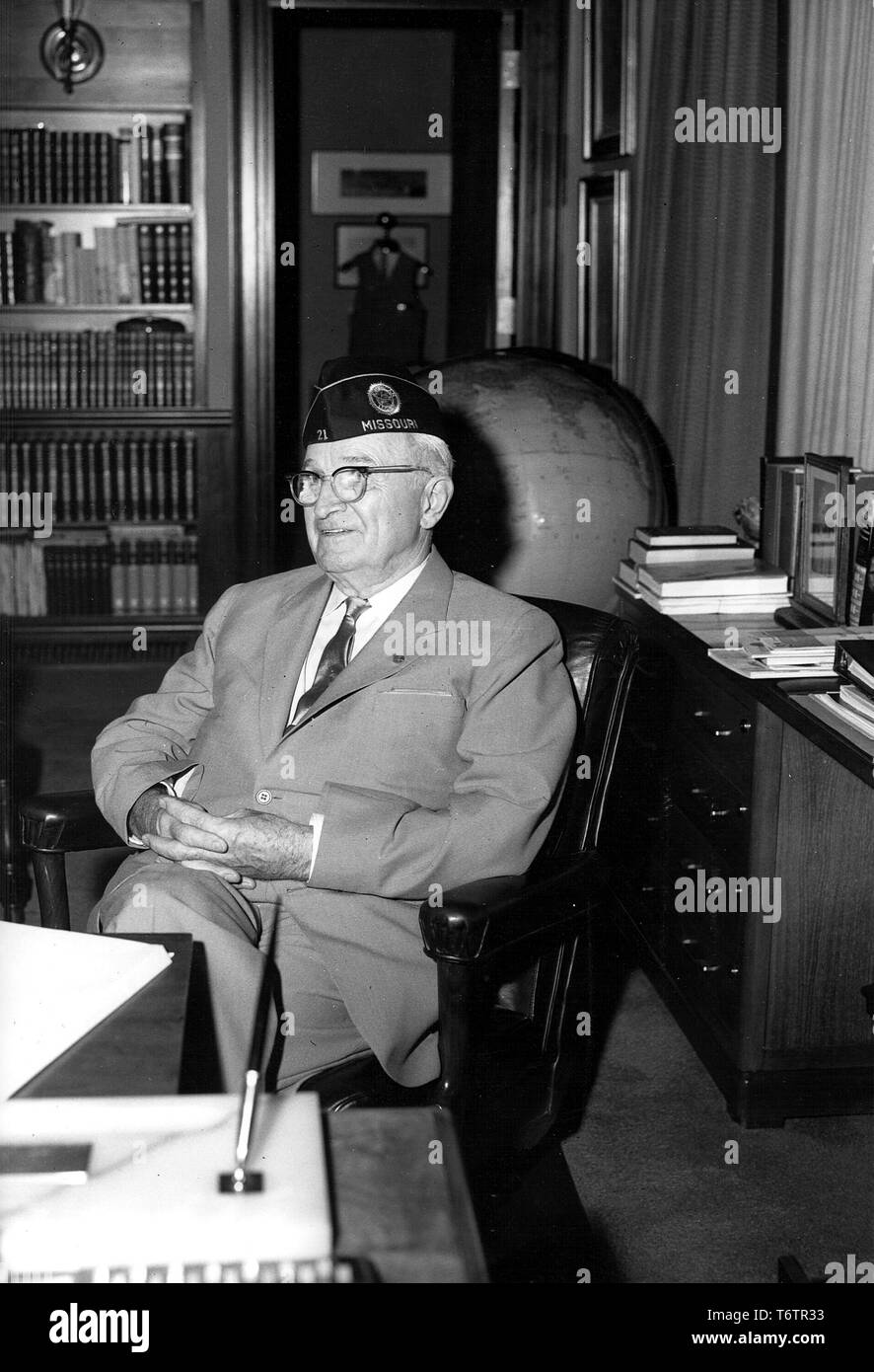 Candid von Harry S Truman, der als Präsident der Vereinigten Staaten von 1945 bis 1953 gedient, am Schreibtisch in seinem Büro im Truman Library, Juli, 1961. Mit freundlicher Genehmigung der nationalen Archive. Stockfoto