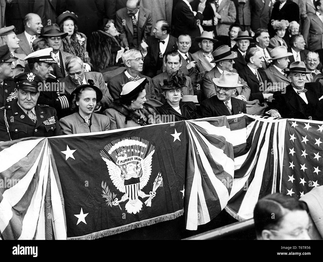 Der amerikanische Präsident Harry Truman an einem Baseball Spiel mit Familie und Freunden, Griffith Stadium, Washington, DC, 1948. Mit freundlicher Genehmigung der nationalen Archive. () Stockfoto