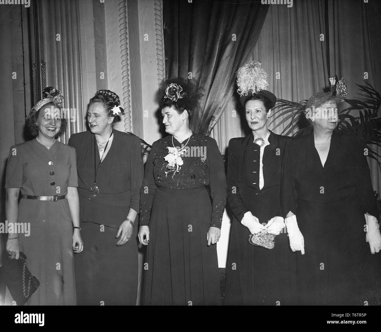 Margaret Truman, Esther Tufty, Indien Edwards, Eda Brannan und First Lady Bess Truman stehen zusammen, mit Blick auf die Kamera im drei-viertel Länge, während einer Party zu Ehren Indien Edwards, Washington, DC, 1948. Mit freundlicher Genehmigung der nationalen Archive. () Stockfoto