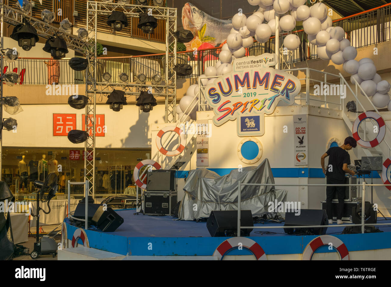 PATTAYA, THAILAND - APRIL 10,2019: beachroad Dies ist eine kleine Bühne für den Sommer Spirit Festival, das geschah vor der grossen Mall zentrale FESTIV Stockfoto