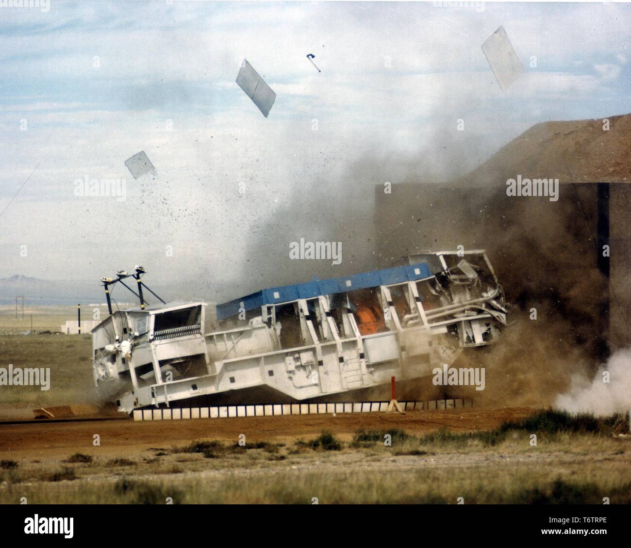 Test Rail mit abgebrannten Kernbrennstoffen transportbehälters schlagen eine 690 Tonnen schwere Betonwand, Albuquerque, New Mexico, 1975. Mit freundlicher Genehmigung des US-Ministeriums für Energie. () Stockfoto
