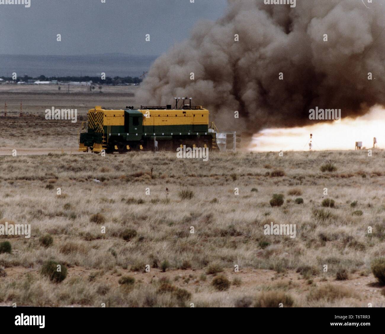 Rauch wogenden aus einem Zug durchführen einer 82 Kilometer pro Stunde - überqueren Sie den Test mit einem abgebrannten Kernbrennstoffen Cask, Albuquerque, New Mexico, 1978. Mit freundlicher Genehmigung des US-Ministeriums für Energie. () Stockfoto