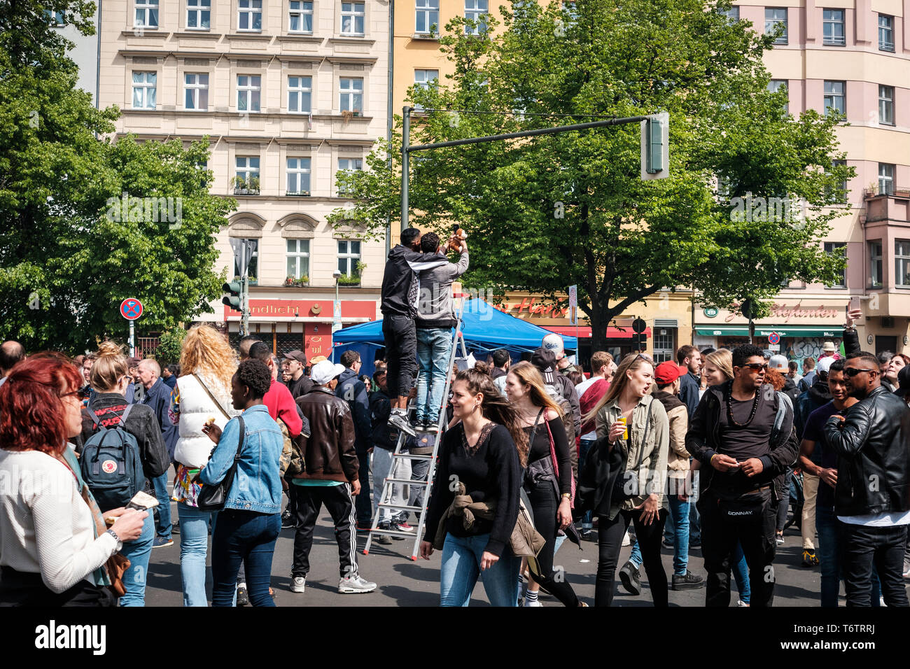 Berlin, Deutschland - 01.Mai 2019: Viele Menschen auf der belebten Straße zum Tag der Arbeit in Berlin, Kreuzberg Stockfoto