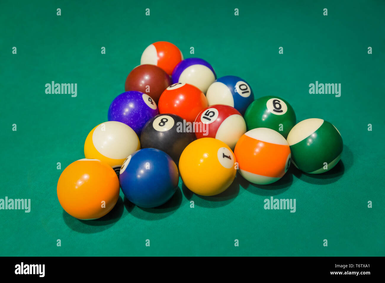 Pool Billard Kugeln am grünen Tisch Stockfoto