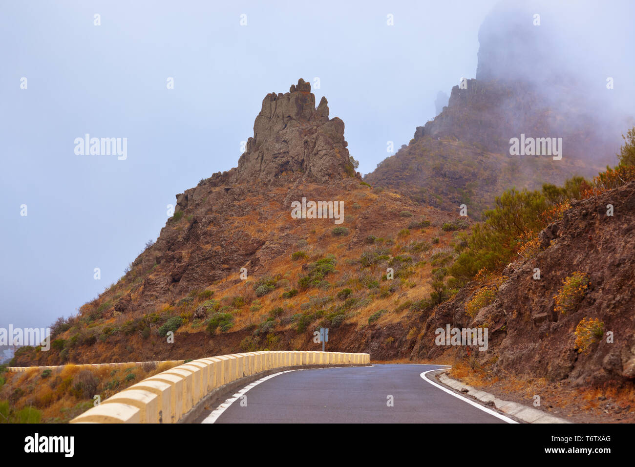 Berühmte Schlucht Masca im Nebel auf der Insel Teneriffa - Kanarische Stockfoto