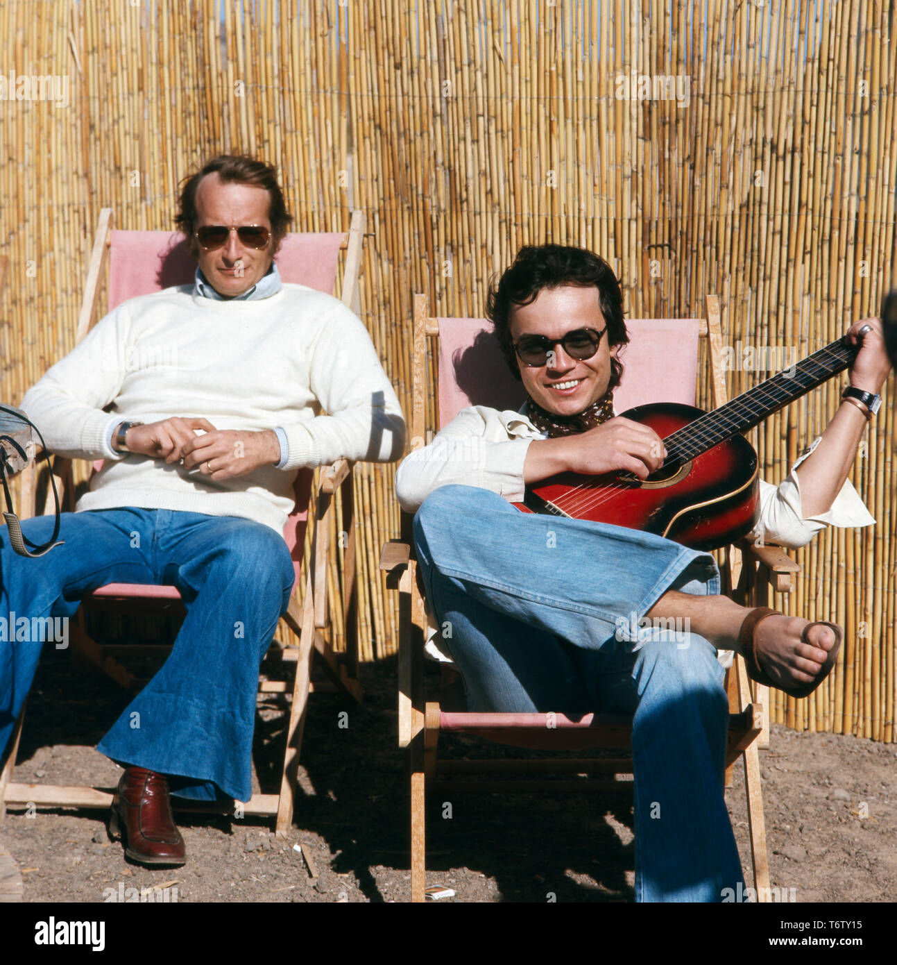 Prinz Michael von Preußen und sein Freund der Musiker Henner Hoier beim Entspannen im Urlaub auf Mallorca, Spanien 1970er Jahre. Prinz Michael von Preußen und seinem Freund, dem Musiker Henner Hoier während Entspannung im Urlaub auf Mallorca, Spanien 1970. Stockfoto