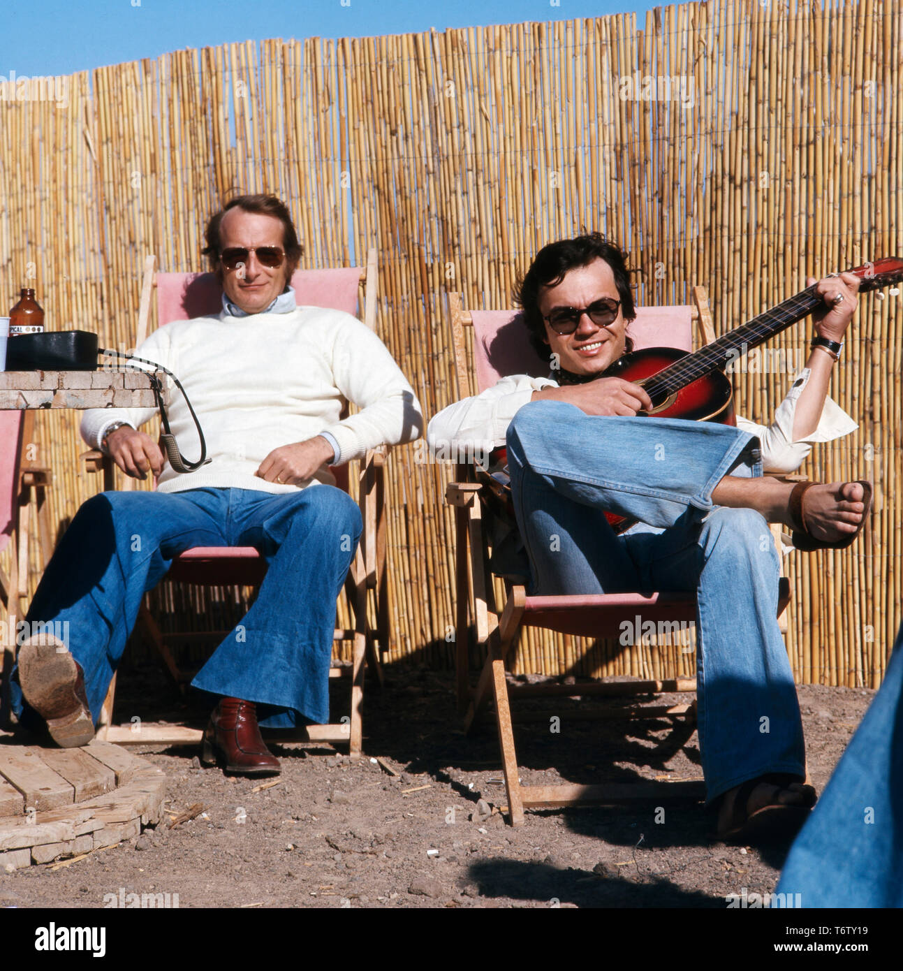 Prinz Michael von Preußen und sein Freund der Musiker Henner Hoier beim Entspannen im Urlaub auf Mallorca, Spanien 1970er Jahre. Prinz Michael von Preußen und seinem Freund, dem Musiker Henner Hoier während Entspannung im Urlaub auf Mallorca, Spanien 1970. Stockfoto