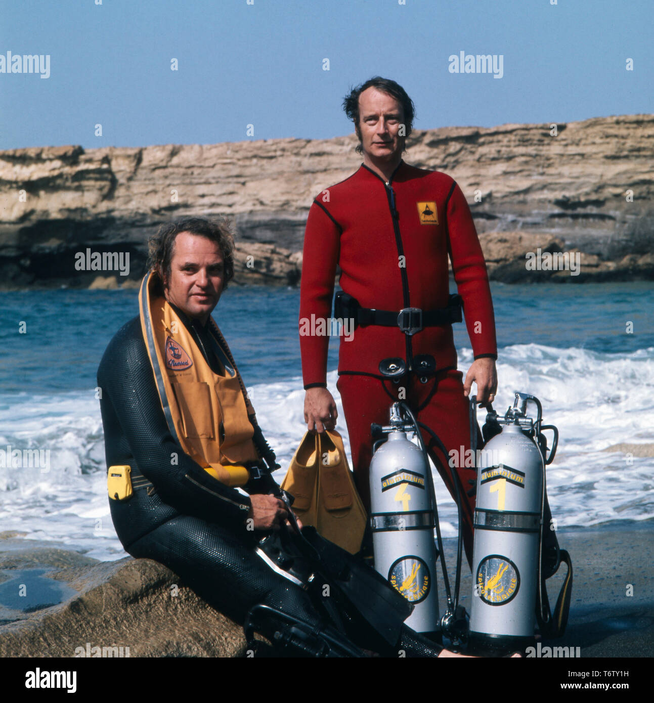 Michael, der Prinz von Preußen mit einem Freund eine Einems Strand in Mallorca in Tauchmontur in den 1970er Jahren. Michael, der Prinz von Preußen mit einem Freund an einem Strand auf Mallorca in Scuba gear in den 70er Jahren Stockfoto