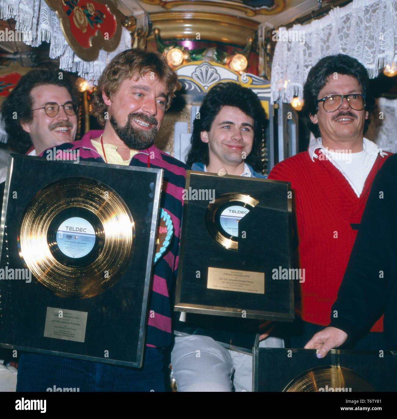 Der bekannte deutsche Fernsehmoderator, Entertainer, Wis, Hörbuchsprecher, Musiker und Komiker Jürgen von der Lippe präsentiert seine gewonnenen goldenen Schallplatten, unter anderem die Single "Guten Morgen liebe Sorgen" Deutschland 1980er. Der Deutsche Fernsehmoderator, Entertainer und Schauspieler bekannt, Hörbuch Sprecher, Musiker und Komiker Jürgen von der Lippe präsentiert seine goldenen Schallplatten gewonnen, darunter die Single "Guten Morgen liebe Sorgen" Deutschland der 80er Jahre. Stockfoto