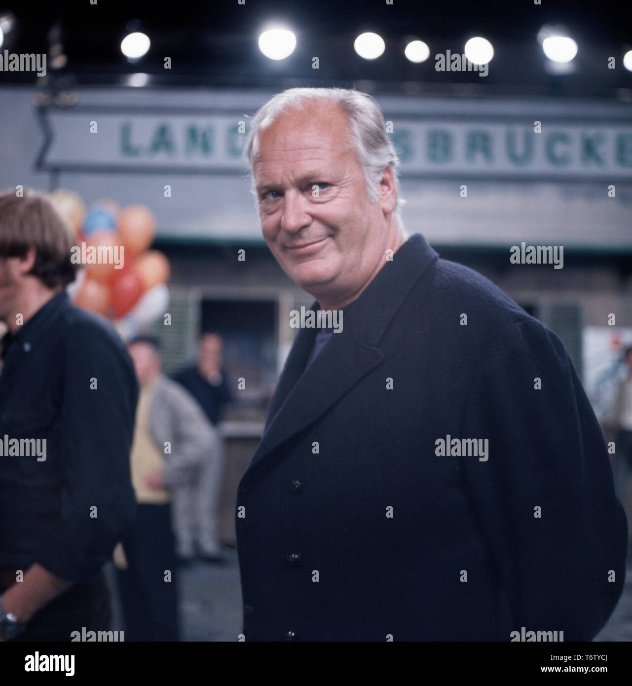 Der deutsch-österreichischen Bühnen- und Filmschauspieler Curd Jürgens posiert für Porträtaufnahmen 5/6 für Dreharbeiten, 1970er. Die deutsch-österreichische Bühne und Film Schauspieler Curd Jürgens posiert für Portraits bei einigen Filmen, 1970er Jahre Stockfoto Der deutsch-österreichischen Bühnen- und Filmschauspieler Curd Jürgens posiert für Porträtaufnahmen 5/6 für Dreharbeiten, 1970er. Die deutsch-österreichische Bühne und Film Schauspieler Curd Jürgens posiert für Portraits bei einigen Filmen, 1970er Jahre Stockfoto