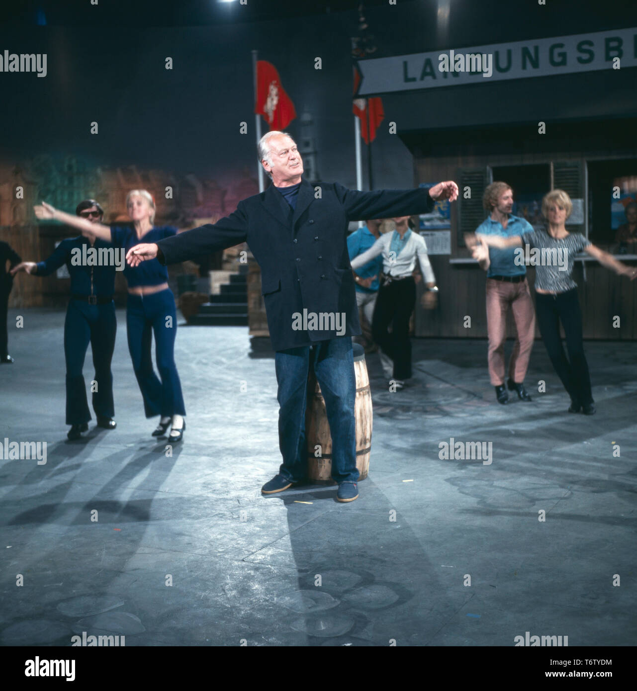 Der ont Curd Jürgens 5/6 einer Theateaufführung in den 1970er Jahren, Hamburg, Deutschland. Der Schauspieler Curd Jürgens während einer Theatervorstellung in den 70er Jahren, Hamburg, Deutschland. Stockfoto Der ont Curd Jürgens 5/6 einer Theateaufführung in den 1970er Jahren, Hamburg, Deutschland. Der Schauspieler Curd Jürgens während einer Theatervorstellung in den 70er Jahren, Hamburg, Deutschland. Stockfoto