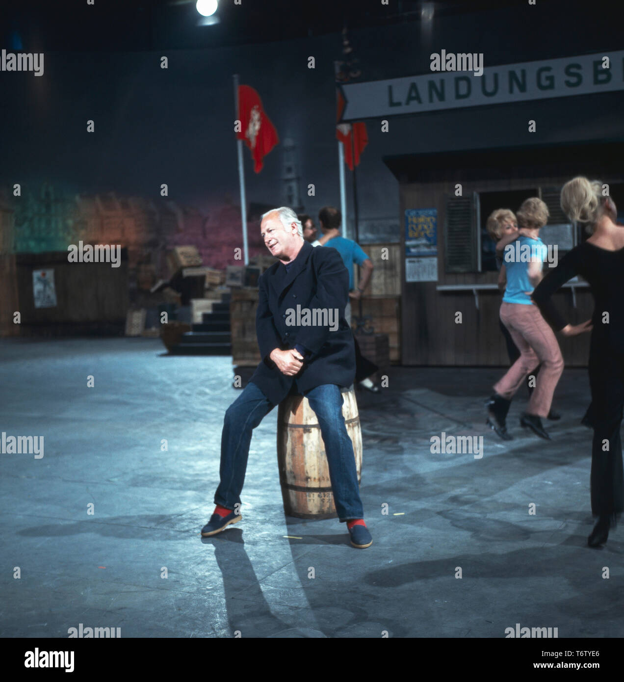 Der ont Curd Jürgens 5/6 einer Theateaufführung in den 1970er Jahren, Hamburg, Deutschland. Der Schauspieler Curd Jürgens während einer Theatervorstellung in den 70er Jahren, Hamburg, Deutschland. Stockfoto Der ont Curd Jürgens 5/6 einer Theateaufführung in den 1970er Jahren, Hamburg, Deutschland. Der Schauspieler Curd Jürgens während einer Theatervorstellung in den 70er Jahren, Hamburg, Deutschland. Stockfoto