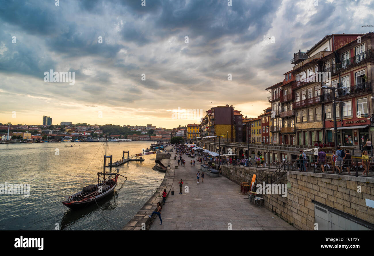 Sonnenuntergang Blick auf Porto Waterfront, Portugal Stockfoto