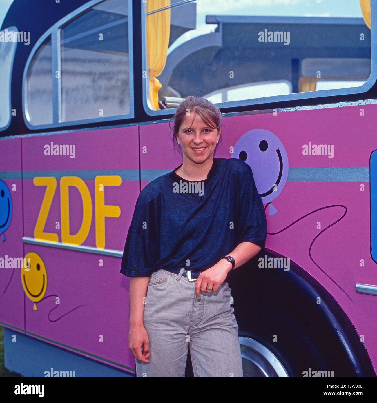 Barbara Biermann, Moderatorin der ZDF-kindernachrichtensendung "Logo" vor dem Logomobil-Bus, Deutschland 1990. Deutsch Presenter für Kinder News Show 'Logo', Deutschland 1990. Stockfoto