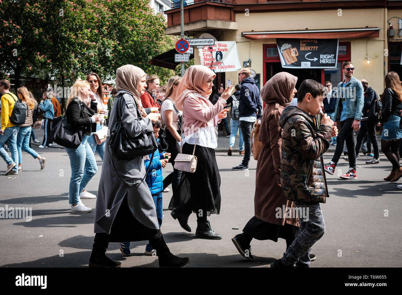 Berlin Deutschland 01mai 2019 Viele Menschen Auf Der