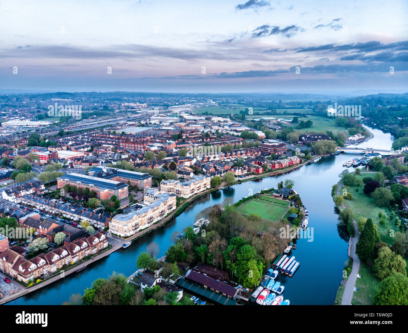 Luftbild von Reading, Berkshire, UK, bei Sonnenaufgang, einschließlich der Themse. Blick nach Westen, Caversham Bridge und Insel Stockfoto