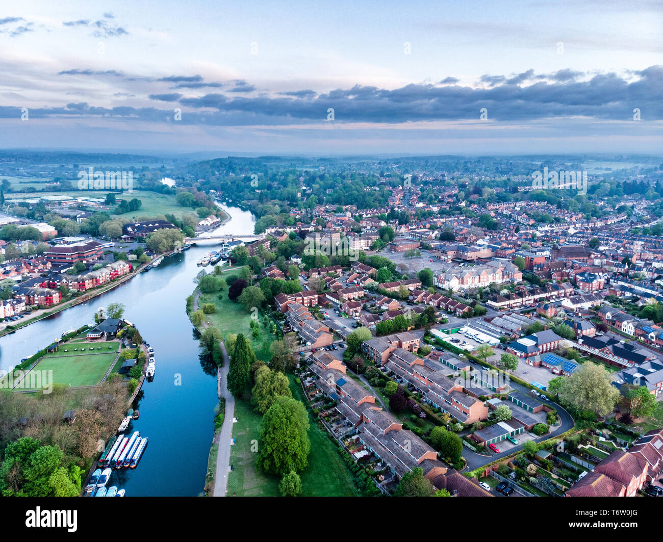 Luftbild von Reading, Berkshire, UK, bei Sonnenaufgang, einschließlich der Themse. Übersicht Caversham und Caversham Bridge. Blick nach Westen. Stockfoto