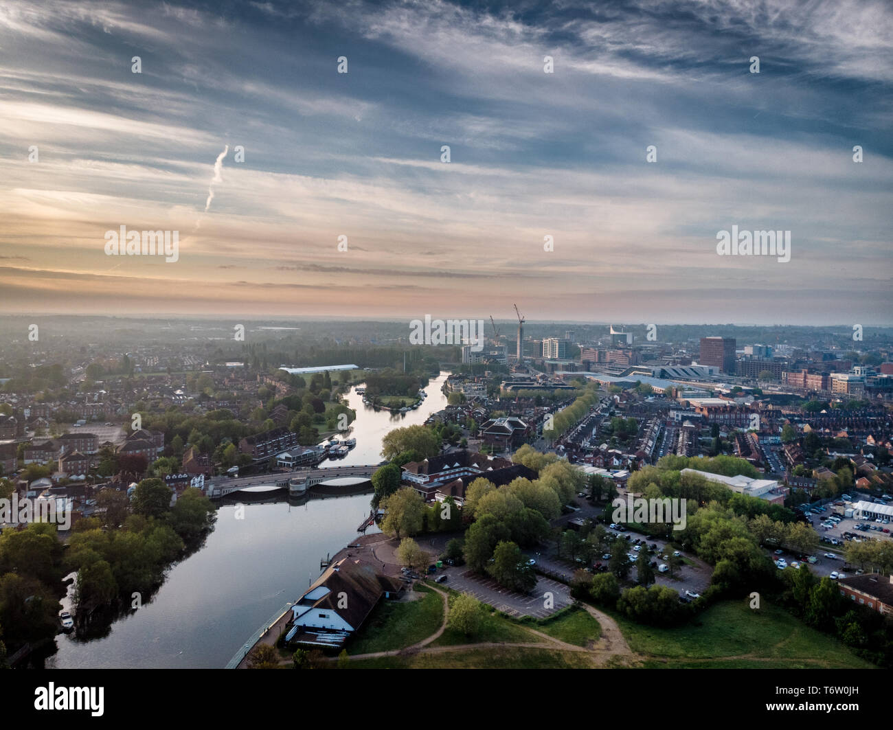 Luftbild von Reading, Berkshire, UK, bei Sonnenaufgang, einschließlich der Themse. Blick nach Osten, Caversham Bridge Stockfoto