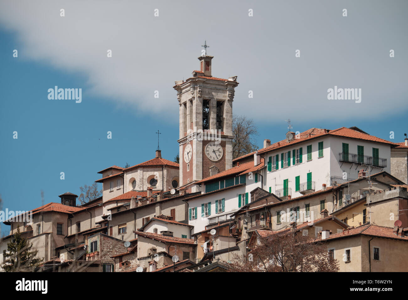 Blick auf Dorf in der Sacro Monte di Varese an einem sonnigen Tag, UNESCO Weltkulturerbe Stockfoto