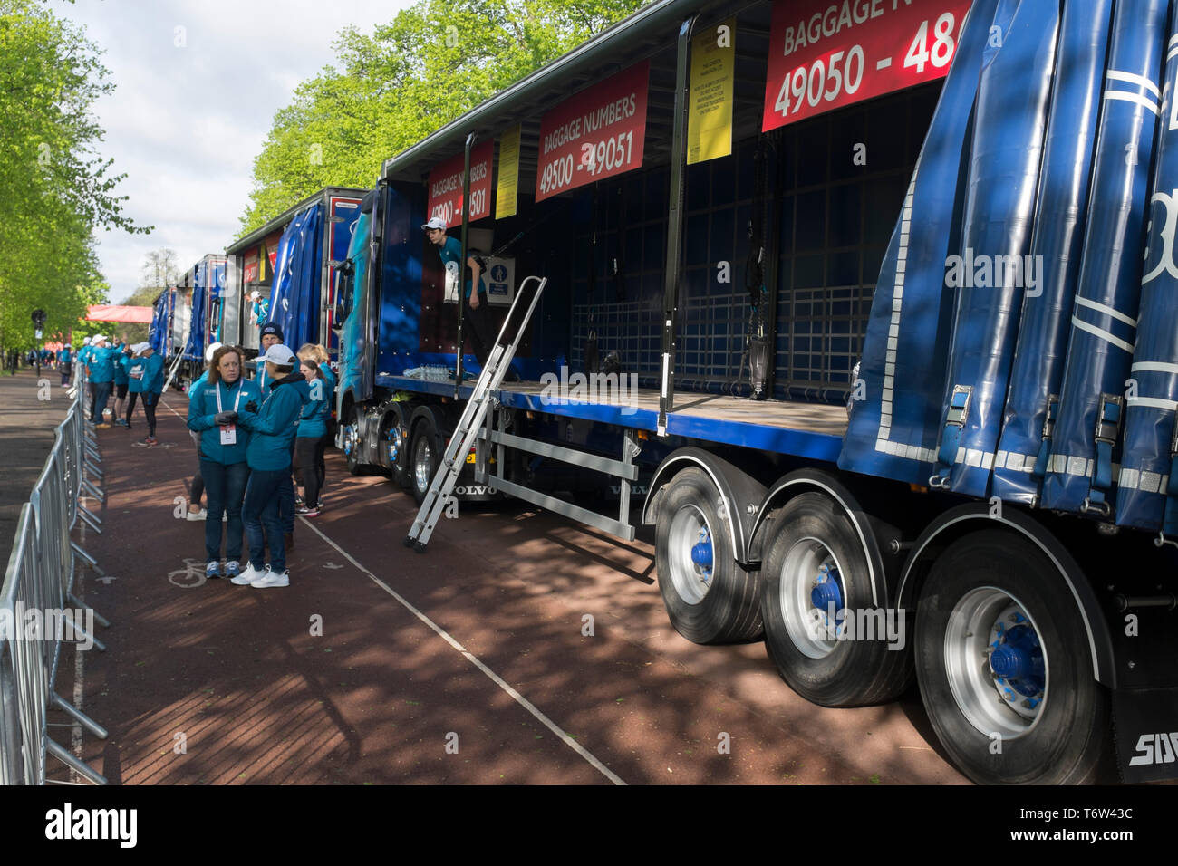 Lokale London Park ehrenamtlichen Last Läufer'Taschen in die Lkw im Greenwich Park vor dem Start der 2019 London Marathon, am 28. April 2019 in London, England Stockfoto