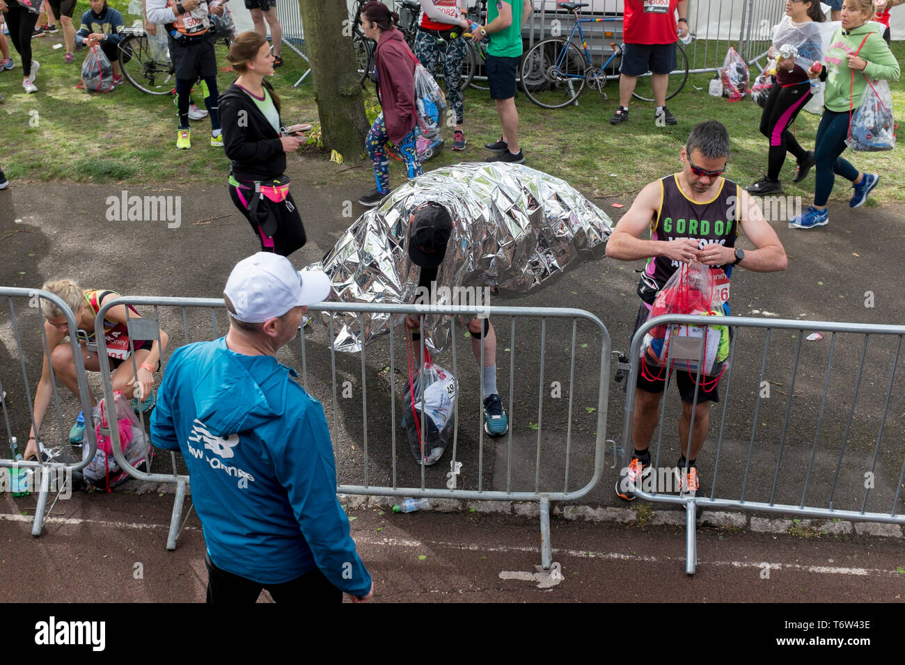 Lokale London Park ehrenamtlichen Last Läufer'Taschen in die Lkw im Greenwich Park vor dem Start der 2019 London Marathon, am 28. April 2019 in London, England Stockfoto