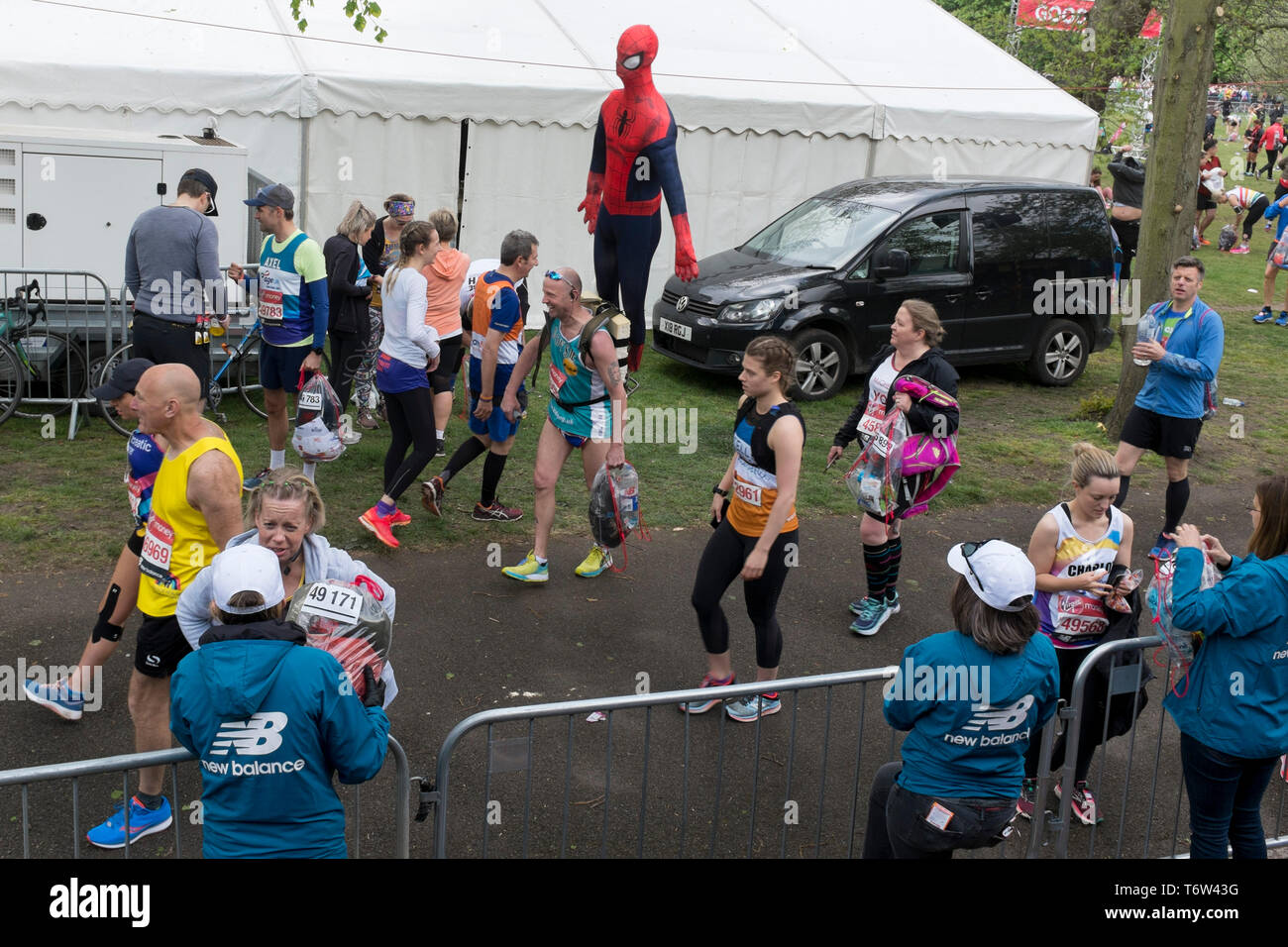 Lokale London Park ehrenamtlichen Last Läufer'Taschen in die Lkw im Greenwich Park vor dem Start der 2019 London Marathon, am 28. April 2019 in London, England Stockfoto