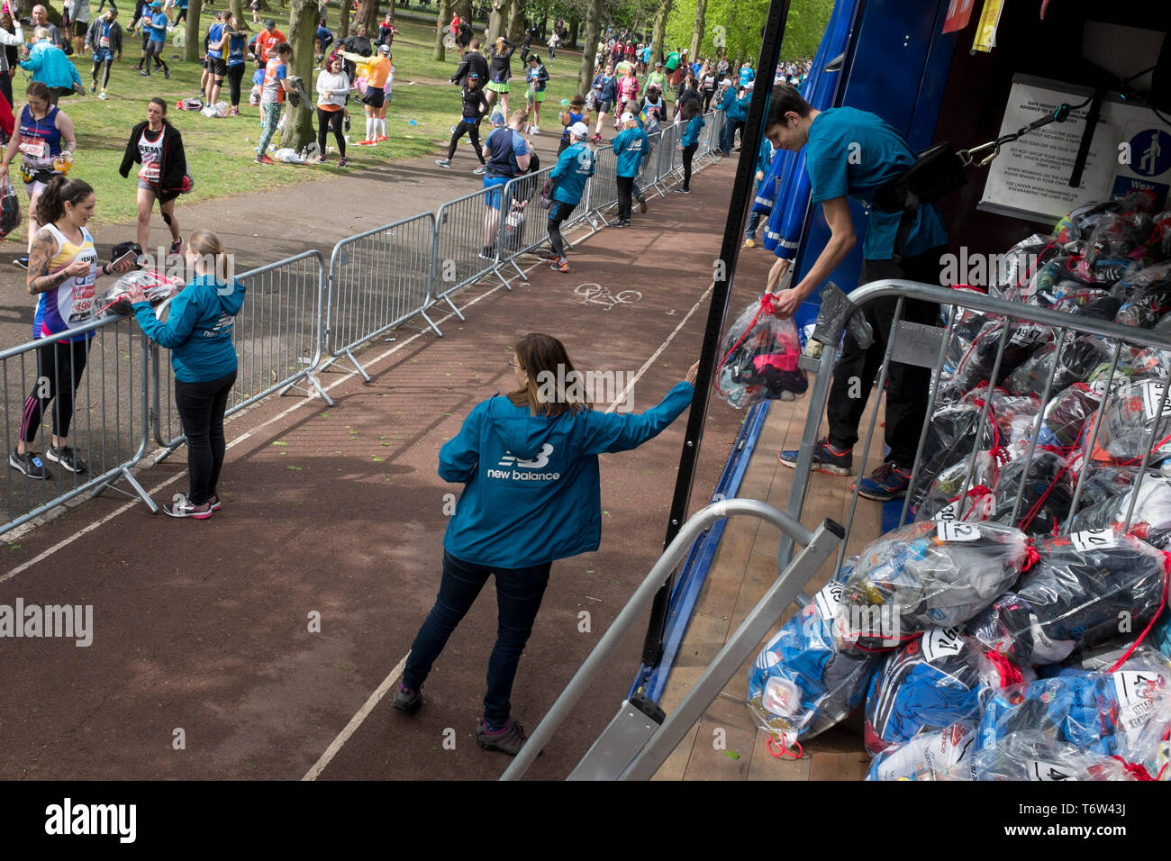 Lokale London Park ehrenamtlichen Last Läufer'Taschen in die Lkw im Greenwich Park vor dem Start der 2019 London Marathon, am 28. April 2019 in London, England Stockfoto