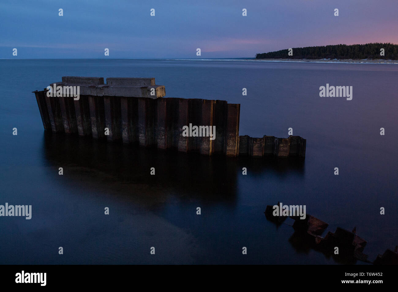 Embedded Steine und Hafen Ruinen in Narva-Jõesuu. Felsigen Strand, ruhige Meer und den Hafen. Hafen Lääne County, Narva, Estland. Ostsee, Europa Stockfoto