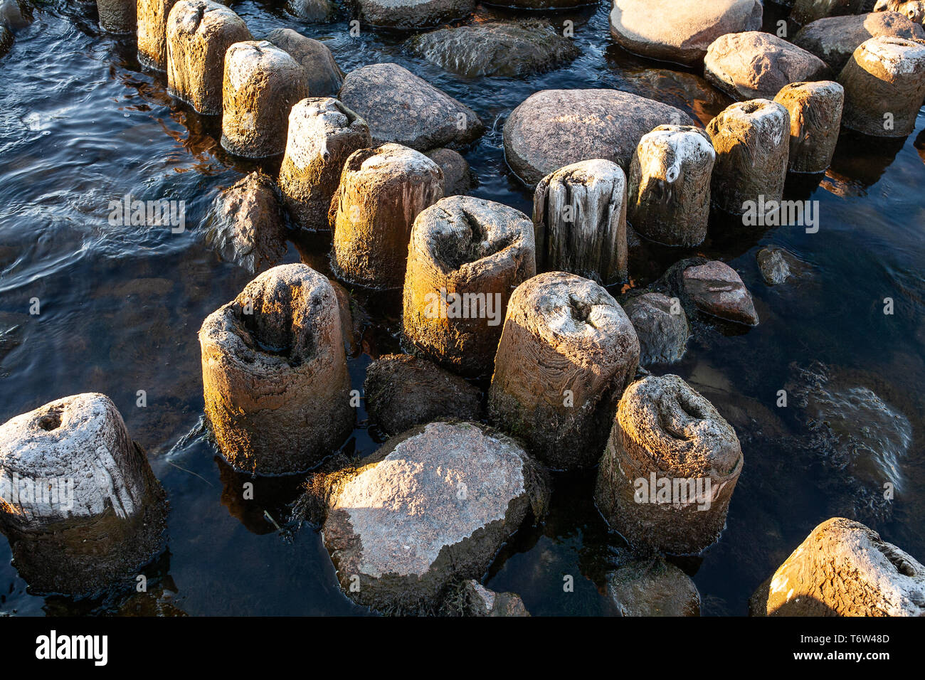 Embedded Steine und Hafen Ruinen in Narva-Jõesuu. Felsigen Strand, ruhige Meer und den Hafen. Hafen Lääne County, Narva, Estland. Ostsee, Europa Stockfoto