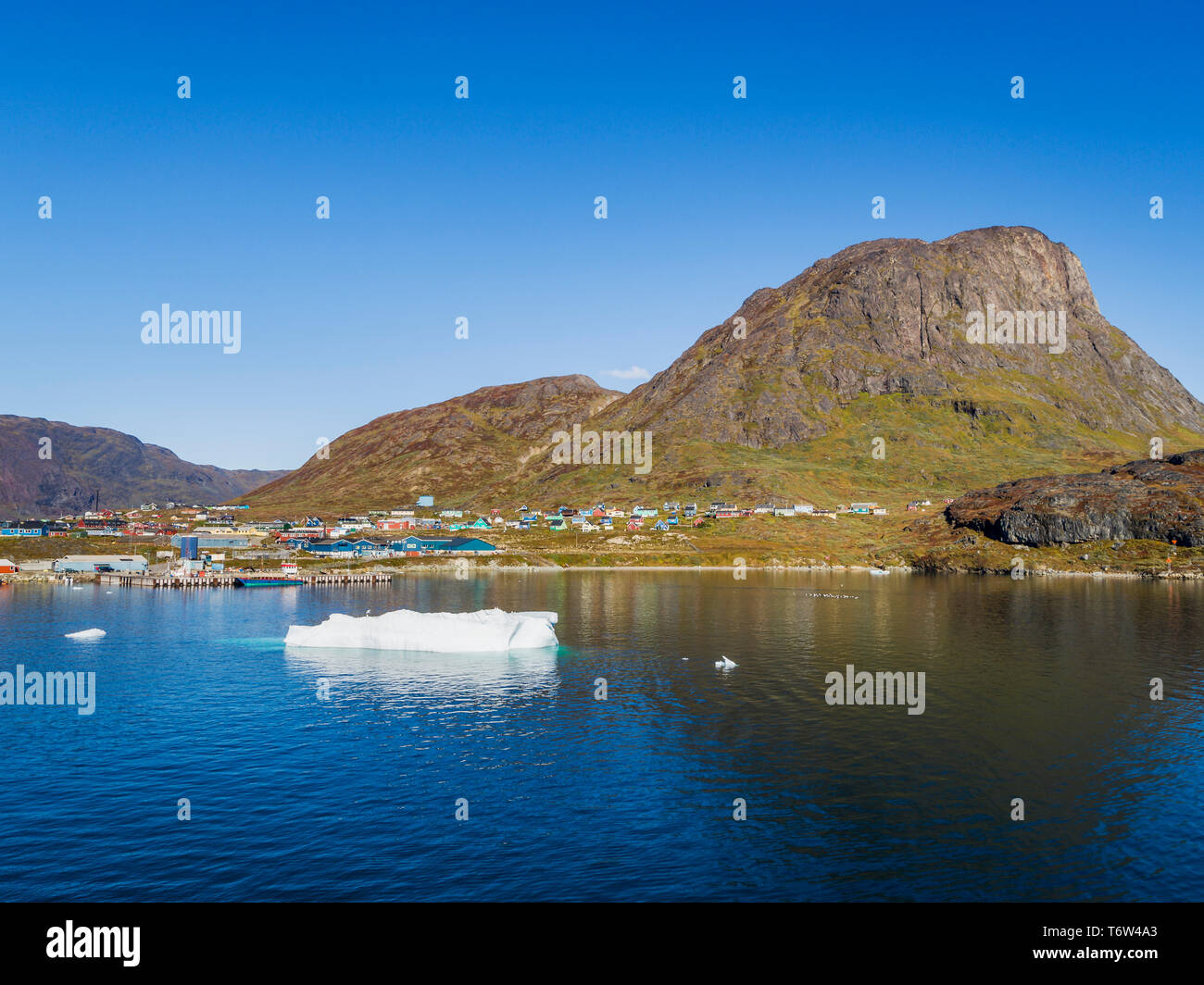 Eisberge und Narsaq Stadt, Tunulliarfik Fjord, Grönland Stockfoto