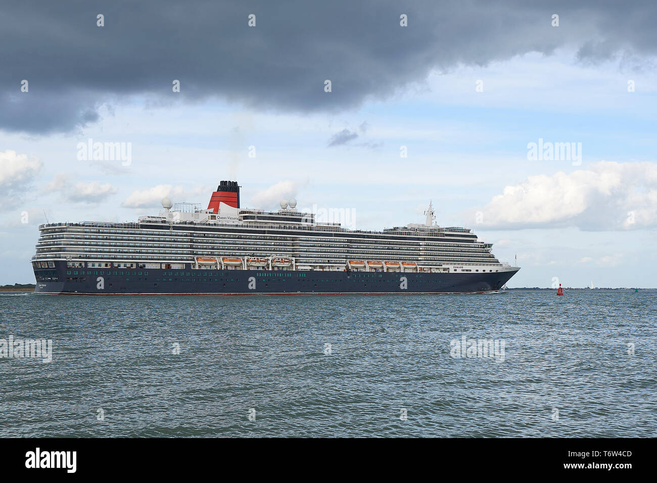 Die riesigen, Cunard Line, MS QUEEN VICTORIA, in das tiefe Wasser Kanal, wie Sie Segel aus Southampton, UK, für Hamburg Deutschland. 28. April 2019. Stockfoto