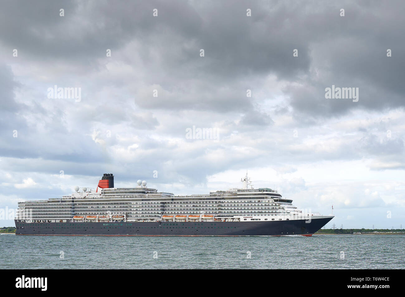 Der Riese, Cunard Line, Kreuzfahrtschiff, MS QUEEN VICTORIA, vorbei an Calshot Spit, als sie aus Southampton, Großbritannien, nach Hamburg, Deutschland, ausschifft. 28. April 2019 Stockfoto