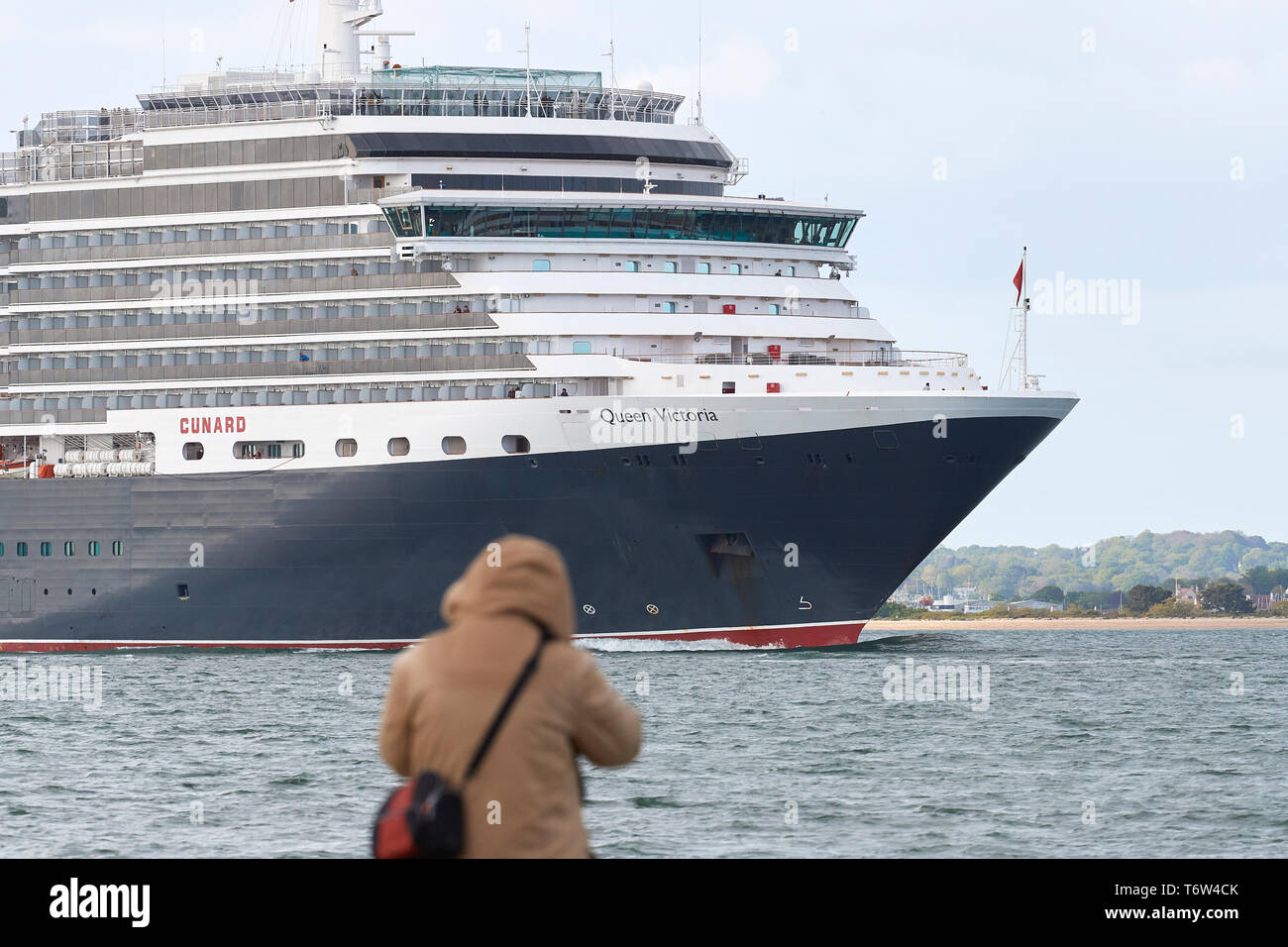 Ein Zuschauer Uhren Die majestätische, Cunard Line, MS QUEEN VICTORIA, aus Calshot Spit, wie Sie dampft aus Southampton, UK, für Hamburg. 28. April 2019. Stockfoto