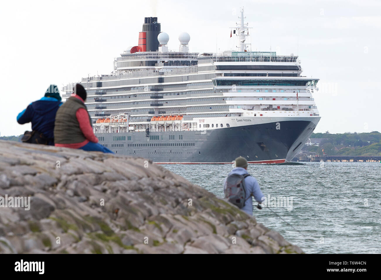 Nun Grisher Beobachten Sie die Giant, Cunard Kreuzfahrtschiff, MS QUEEN VICTORIA, von Calshot Spit, wie sie aus Southampton nach Hamburg schänket. 28. April 2019. Stockfoto