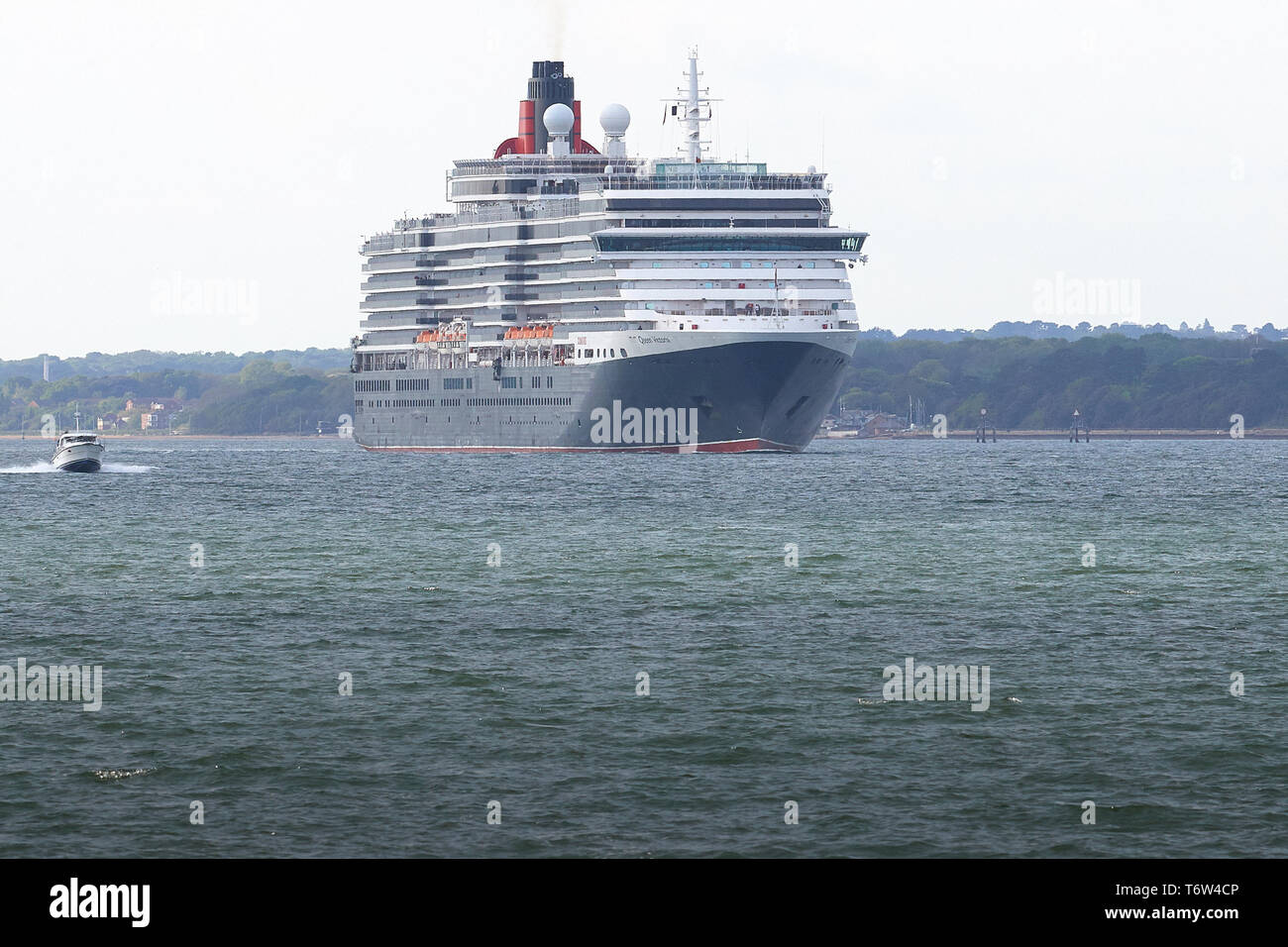 Die Cunard Line, Kreuzfahrtschiff, MS Queen Victoria, dampfende Aus Southampton Wasser, gebunden für Hamburg, 28. April 2019. Stockfoto