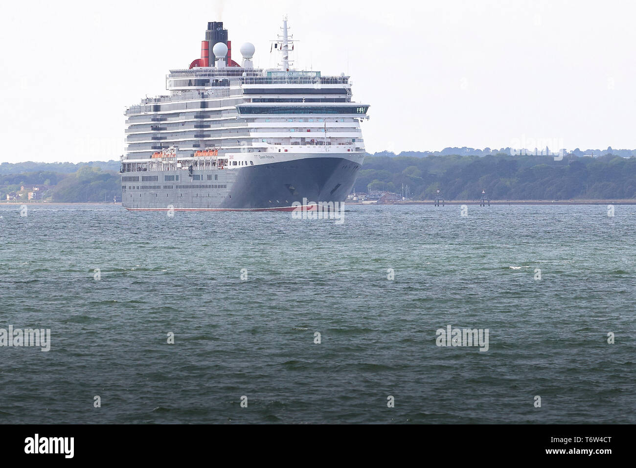 Die Cunard Line, Kreuzfahrtschiff, MS Queen Victoria, unterwegs, als Sie fährt Southampton, Großbritannien, Ziel, Hamburg, Deutschland. 28. April 2019. Stockfoto