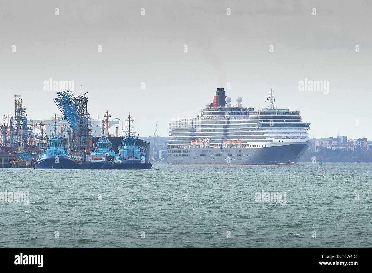 Die Cunard Line, Kreuzfahrtschiff, MS Queen Victoria, unterwegs an der Fawley Ölraffinerie, wie Sie fährt Southampton, gebunden für Hamburg, 28. April 2019. Stockfoto
