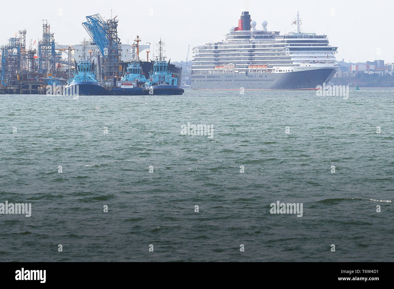 Die Cunard Line, Kreuzfahrtschiff, MS Queen Victoria, Segeln vorbei an der Fawley Ölraffinerie, wie Sie fährt Southampton, gebunden für Hamburg, 28. April 2019. Stockfoto
