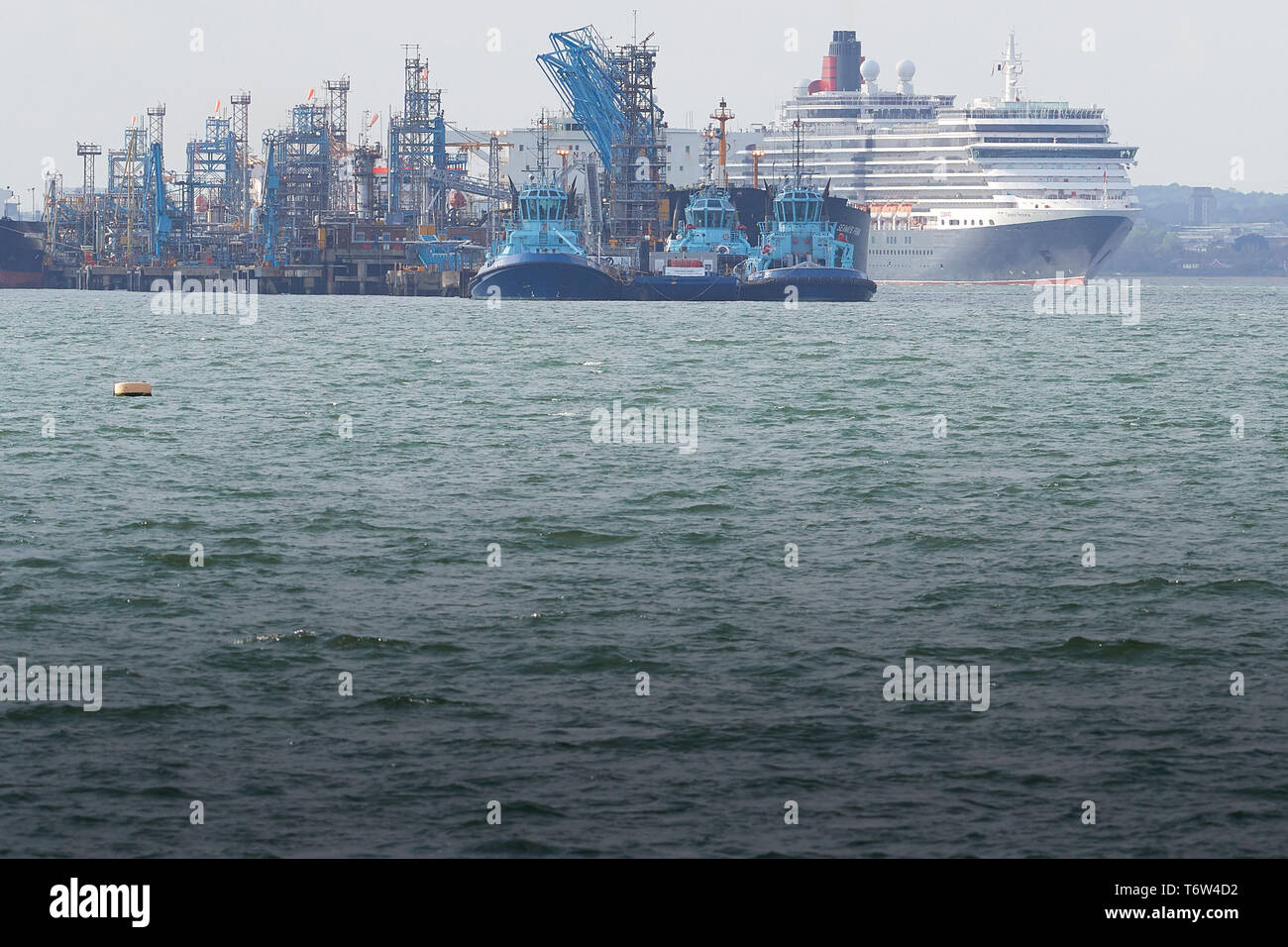 Die Cunard Line, Kreuzfahrtschiff, MS Queen Victoria, dampfenden Vergangenheit Das Fawley Ölraffinerie, wie Sie fährt Southampton, gebunden für Hamburg, 28. April 2019. Stockfoto