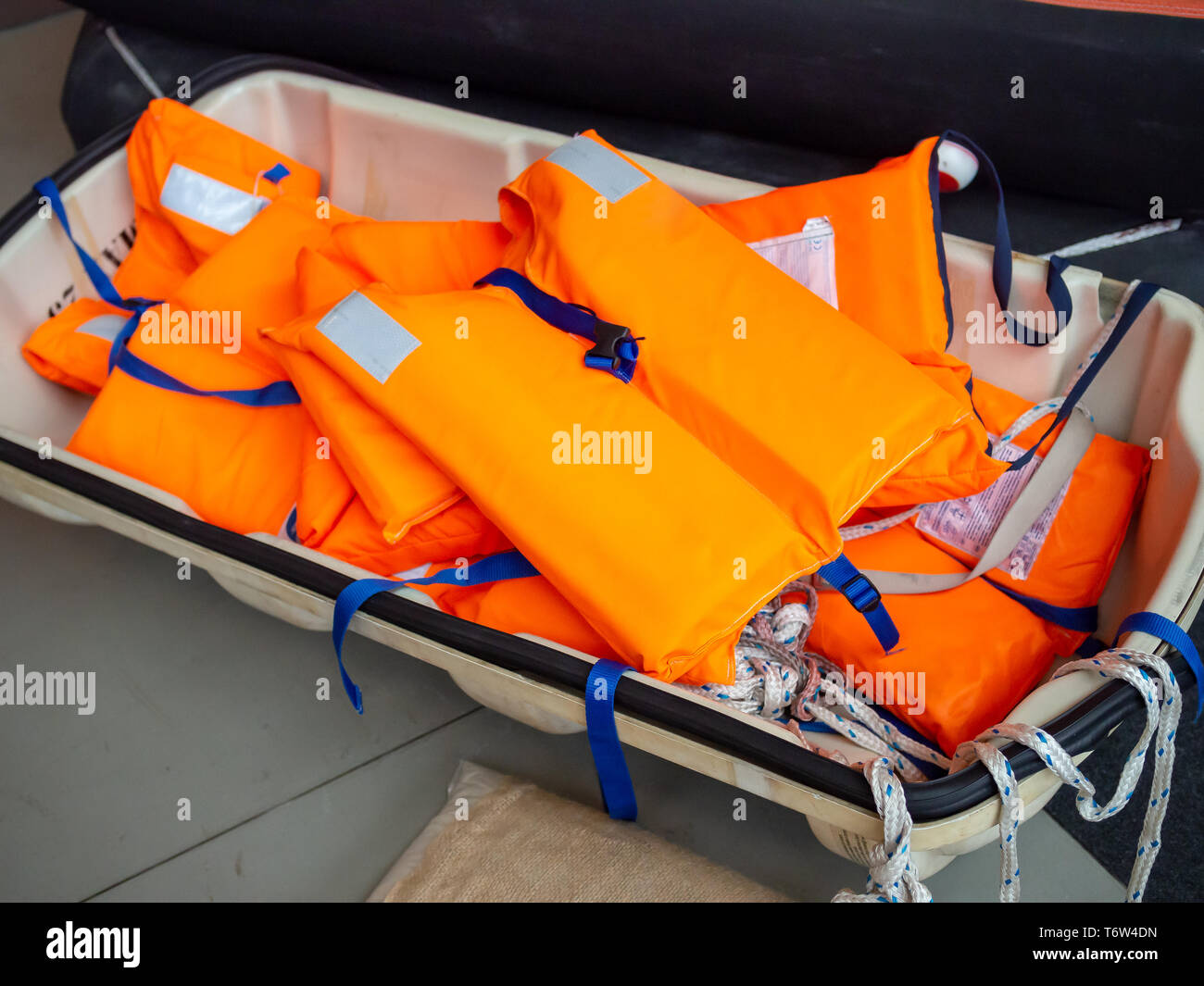 Haufen von orange Schwimmwesten Stockfoto